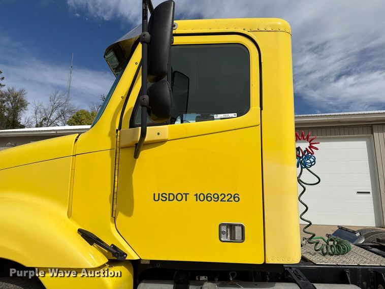 image for item FT8105 2006 Freightliner Columbia semi truck