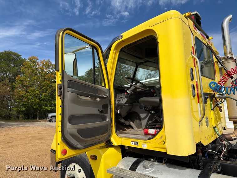 image for item FT8105 2006 Freightliner Columbia semi truck