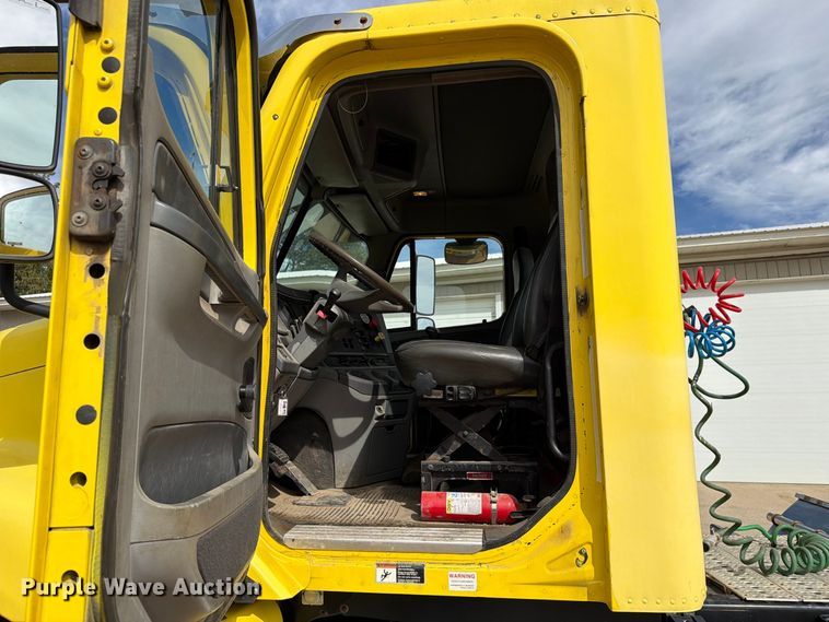 image for item FT8105 2006 Freightliner Columbia semi truck
