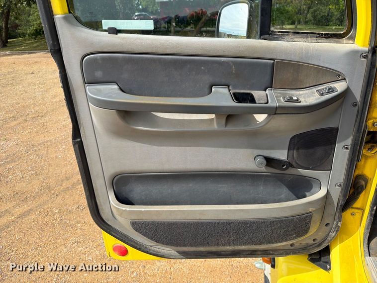 image for item FT8105 2006 Freightliner Columbia semi truck