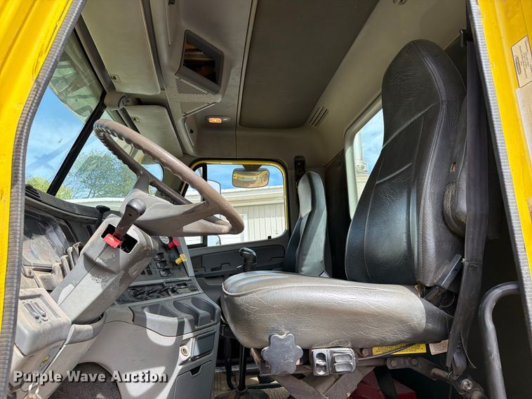 image for item FT8105 2006 Freightliner Columbia semi truck