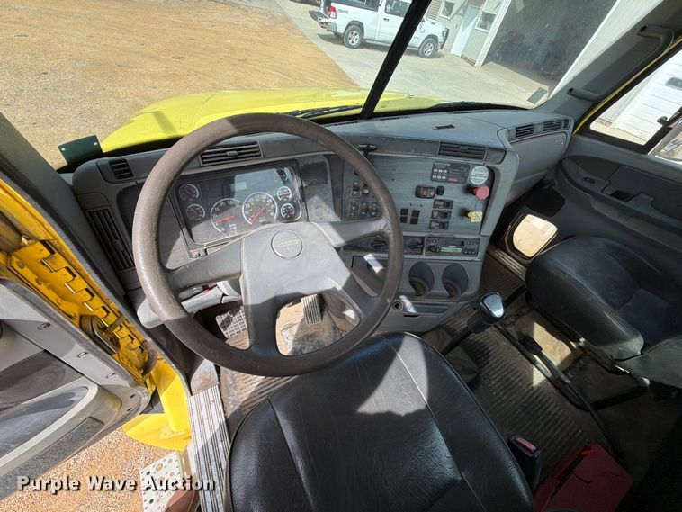 image for item FT8105 2006 Freightliner Columbia semi truck