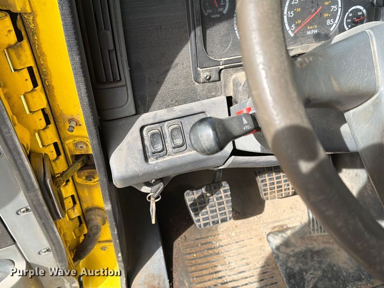 image for item FT8105 2006 Freightliner Columbia semi truck