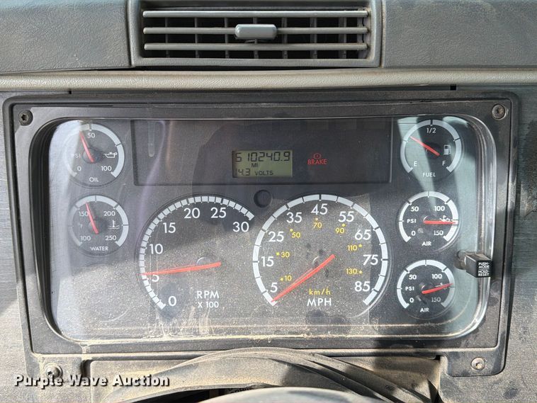 image for item FT8105 2006 Freightliner Columbia semi truck