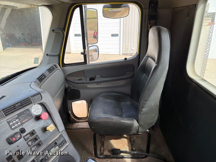 image for item FT8105 2006 Freightliner Columbia semi truck