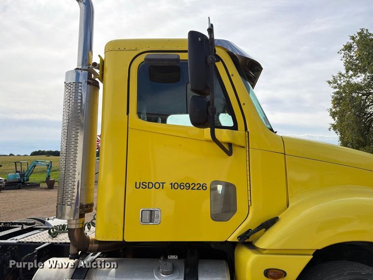 image for item FT8105 2006 Freightliner Columbia semi truck