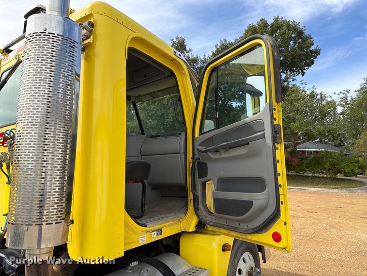 image for item FT8105 2006 Freightliner Columbia semi truck