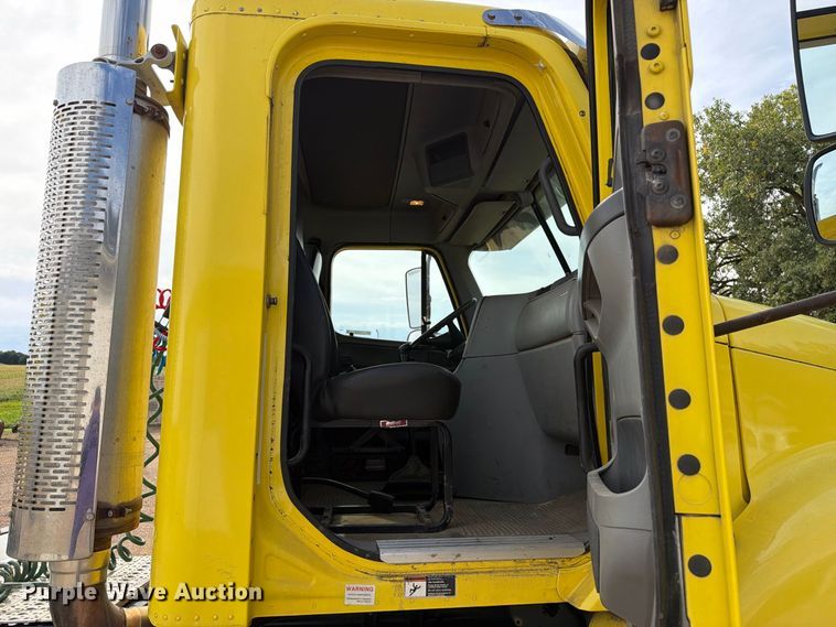 image for item FT8105 2006 Freightliner Columbia semi truck