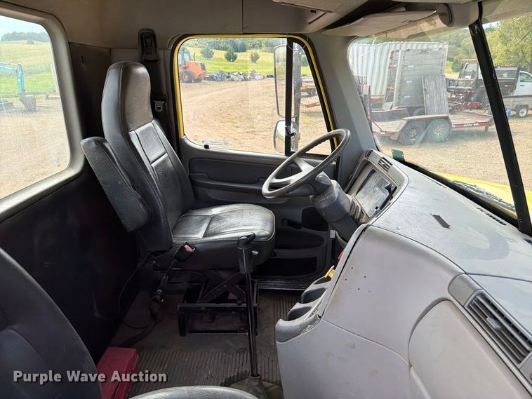 image for item FT8105 2006 Freightliner Columbia semi truck