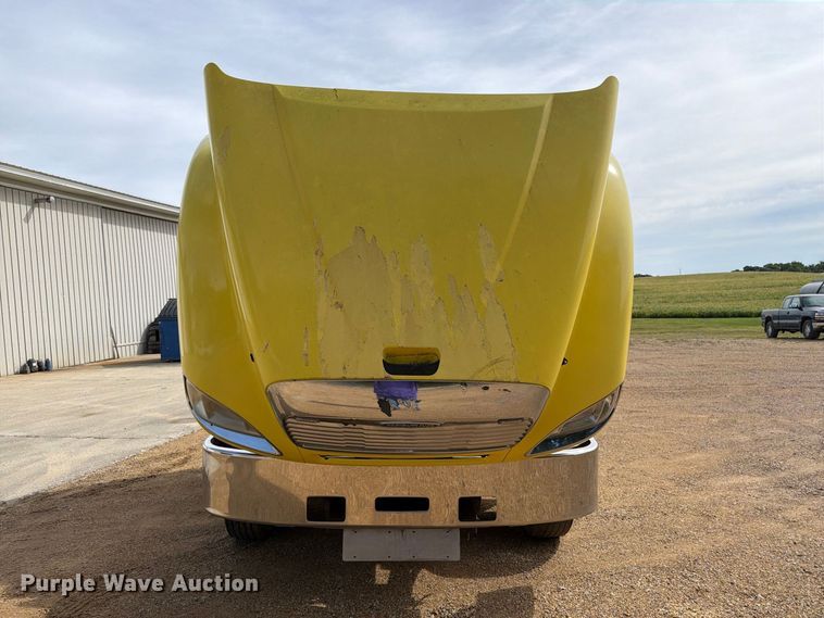 image for item FT8105 2006 Freightliner Columbia semi truck