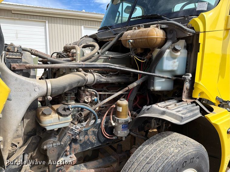 image for item FT8105 2006 Freightliner Columbia semi truck