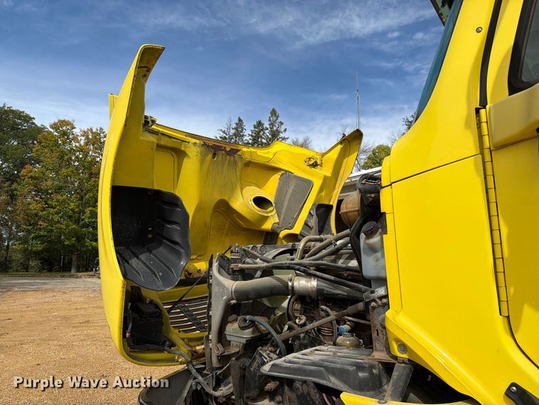 image for item FT8105 2006 Freightliner Columbia semi truck
