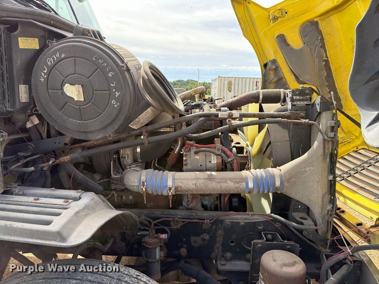 image for item FT8105 2006 Freightliner Columbia semi truck