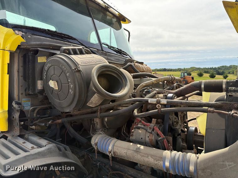 image for item FT8105 2006 Freightliner Columbia semi truck