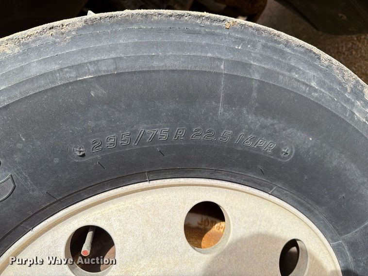 image for item FT8105 2006 Freightliner Columbia semi truck