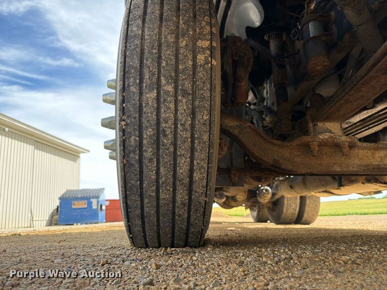 image for item FT8105 2006 Freightliner Columbia semi truck