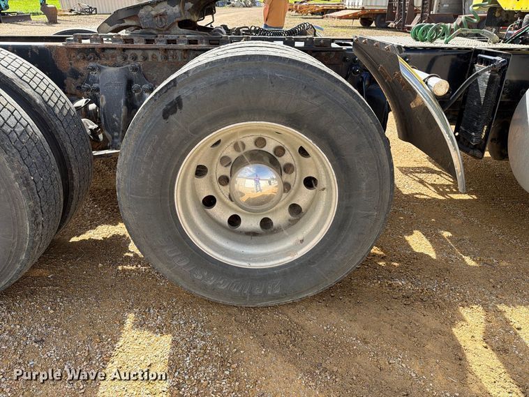 image for item FT8105 2006 Freightliner Columbia semi truck