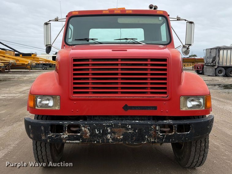 image for item FT8114 1995 International 4700 truck cab and chassis