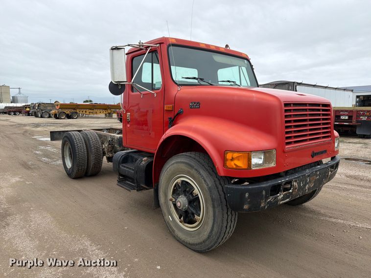 image for item FT8114 1995 International 4700 truck cab and chassis