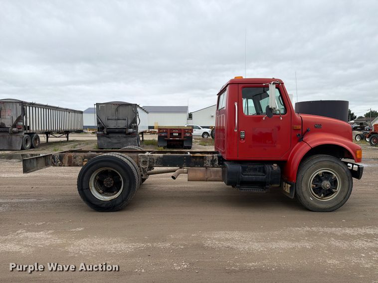 image for item FT8114 1995 International 4700 truck cab and chassis