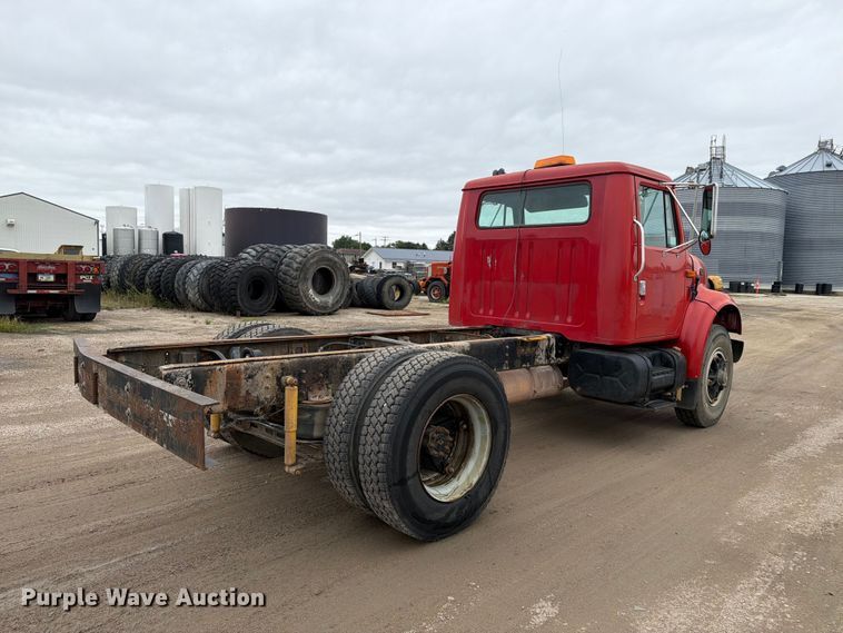 image for item FT8114 1995 International 4700 truck cab and chassis