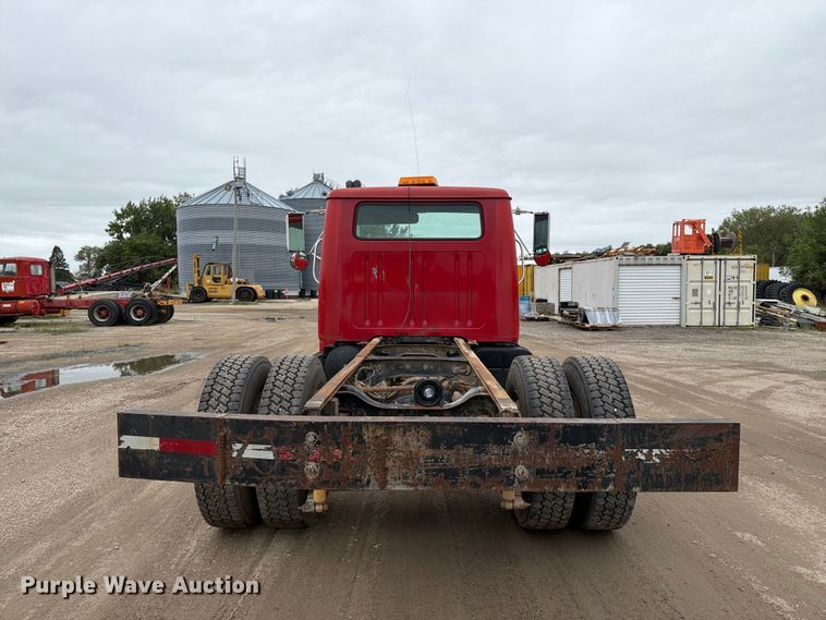 image for item FT8114 1995 International 4700 truck cab and chassis