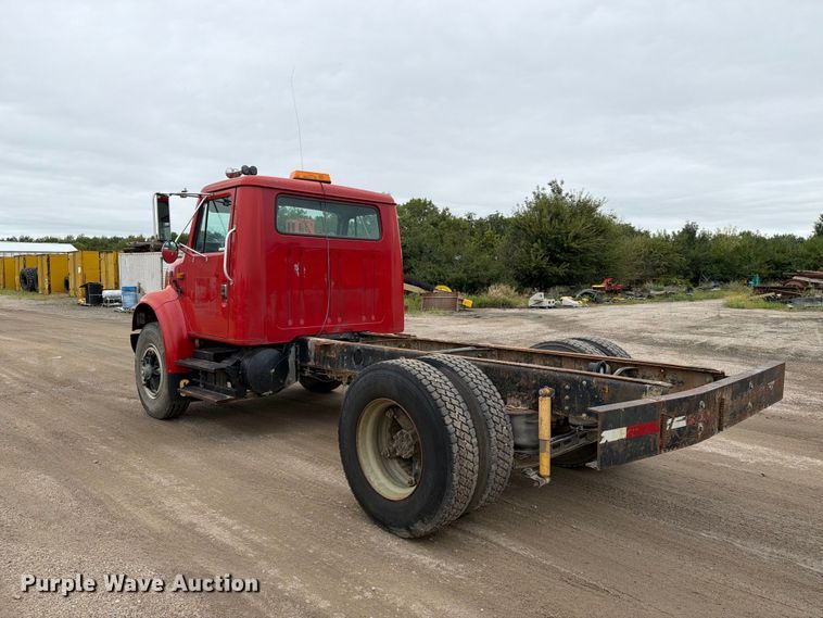 image for item FT8114 1995 International 4700 truck cab and chassis