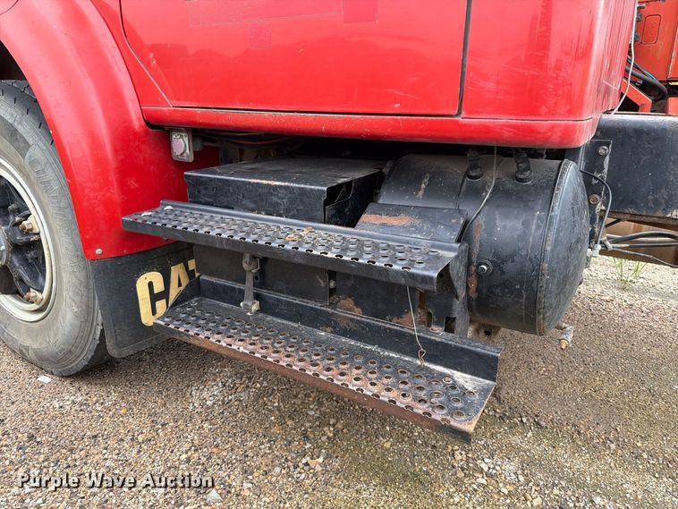 image for item FT8114 1995 International 4700 truck cab and chassis