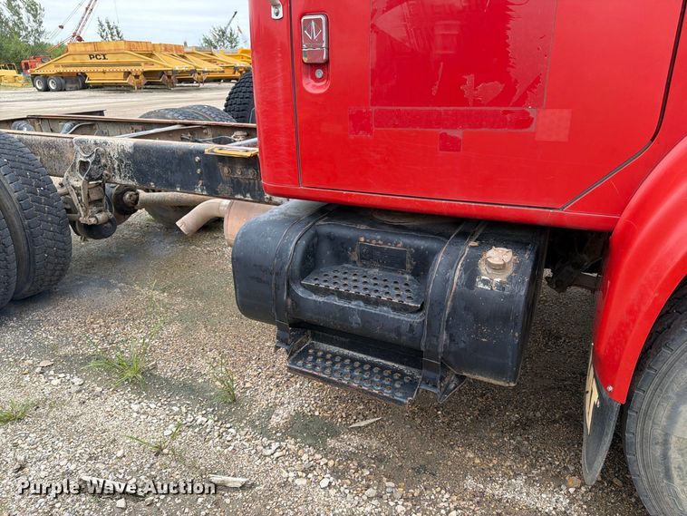 image for item FT8114 1995 International 4700 truck cab and chassis