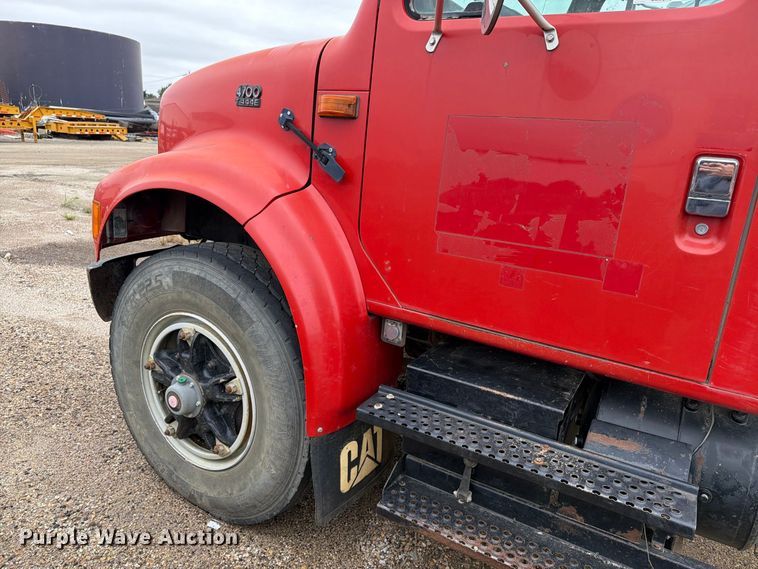 image for item FT8114 1995 International 4700 truck cab and chassis