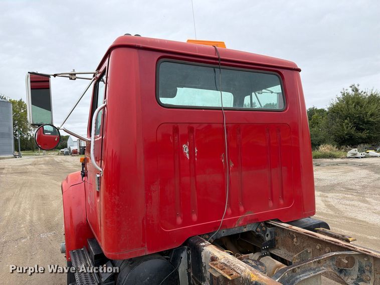 image for item FT8114 1995 International 4700 truck cab and chassis