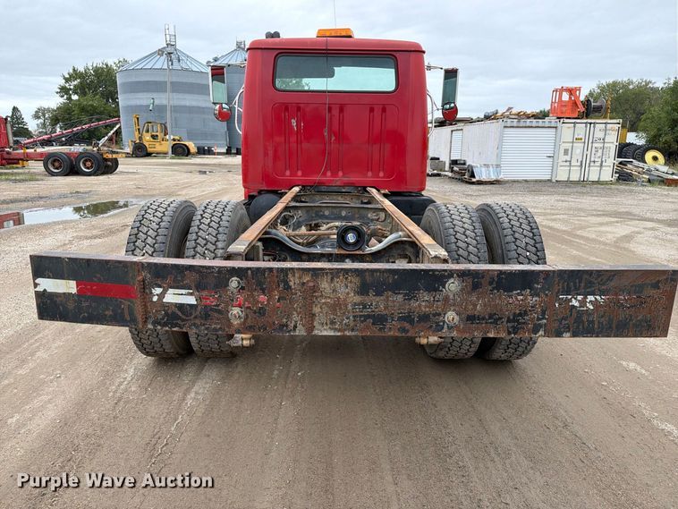 image for item FT8114 1995 International 4700 truck cab and chassis