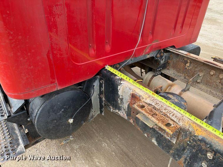 image for item FT8114 1995 International 4700 truck cab and chassis