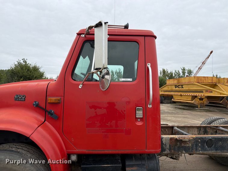image for item FT8114 1995 International 4700 truck cab and chassis