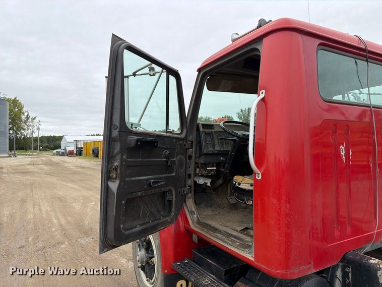 image for item FT8114 1995 International 4700 truck cab and chassis