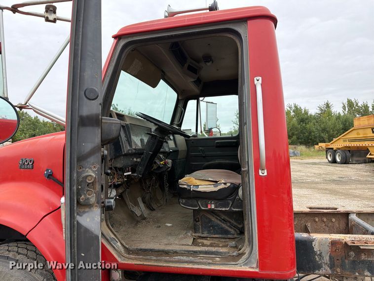 image for item FT8114 1995 International 4700 truck cab and chassis