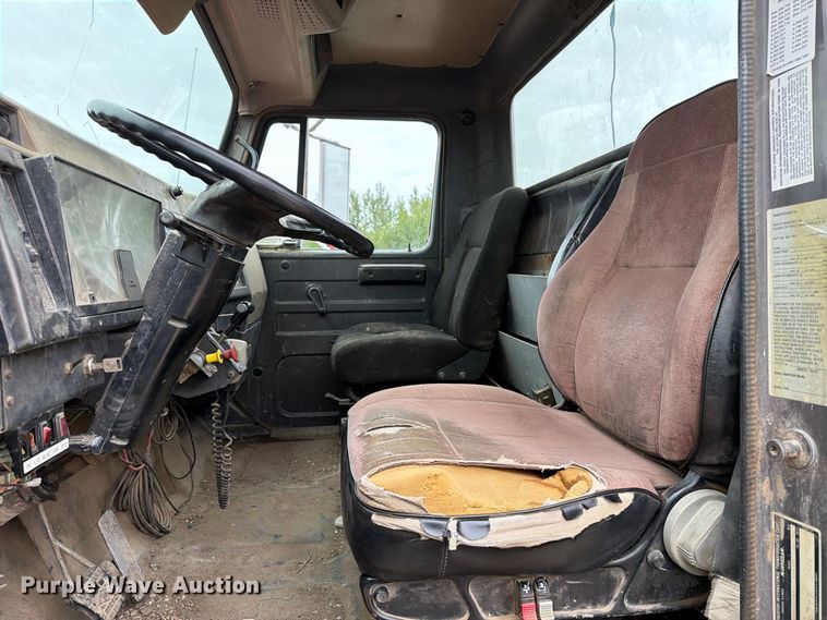 image for item FT8114 1995 International 4700 truck cab and chassis