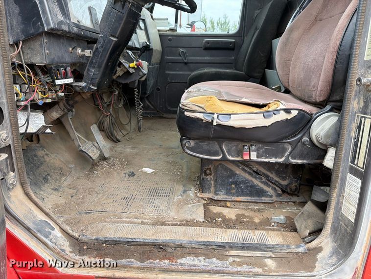 image for item FT8114 1995 International 4700 truck cab and chassis