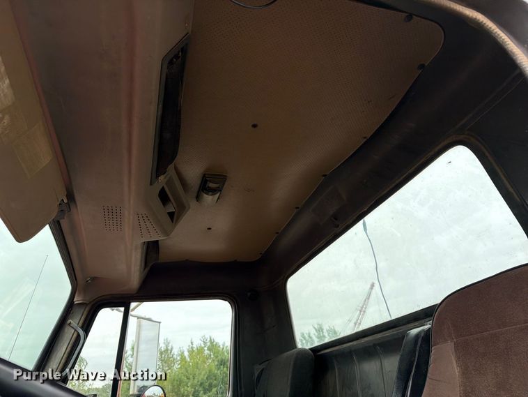 image for item FT8114 1995 International 4700 truck cab and chassis