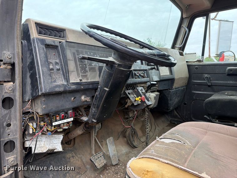 image for item FT8114 1995 International 4700 truck cab and chassis