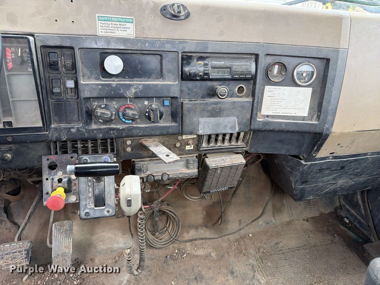 image for item FT8114 1995 International 4700 truck cab and chassis