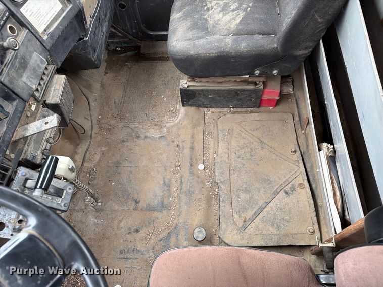 image for item FT8114 1995 International 4700 truck cab and chassis