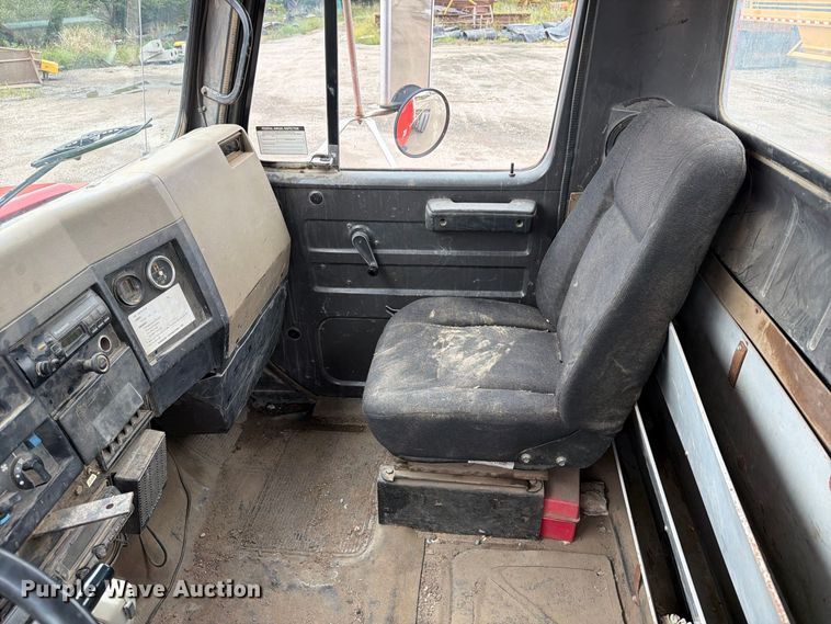 image for item FT8114 1995 International 4700 truck cab and chassis