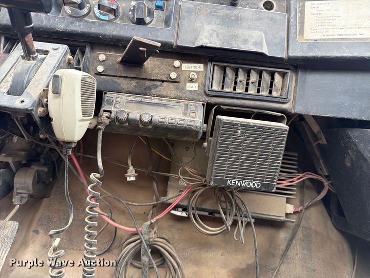 image for item FT8114 1995 International 4700 truck cab and chassis