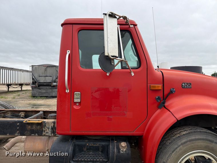 image for item FT8114 1995 International 4700 truck cab and chassis