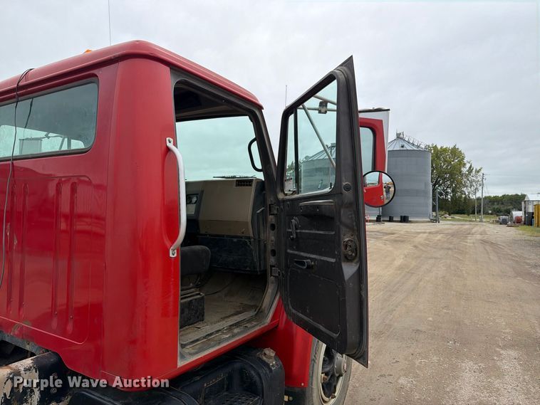 image for item FT8114 1995 International 4700 truck cab and chassis