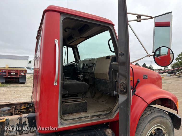 image for item FT8114 1995 International 4700 truck cab and chassis