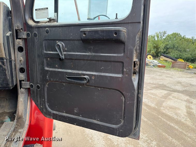 image for item FT8114 1995 International 4700 truck cab and chassis
