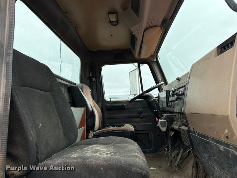 image for item FT8114 1995 International 4700 truck cab and chassis