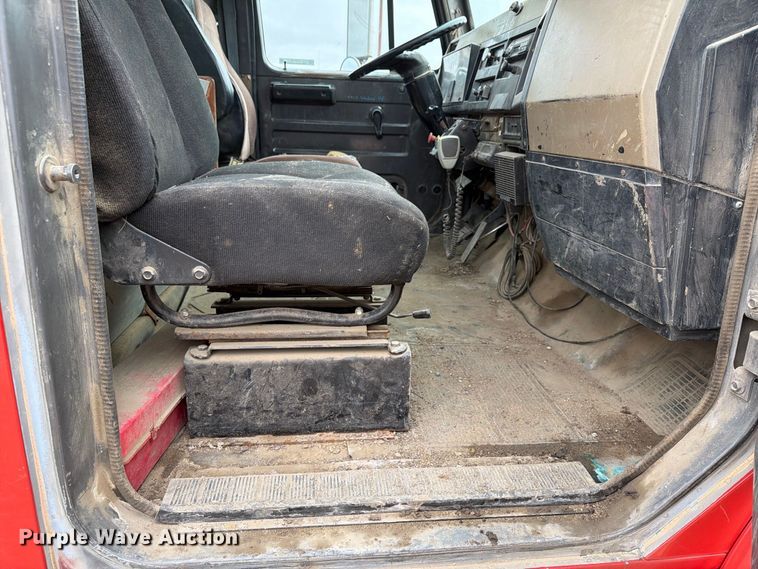 image for item FT8114 1995 International 4700 truck cab and chassis